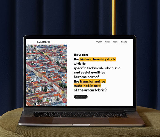 Auf einem Sofa steht ein Notebook, das die SUSTHERIT-Website zeigt.