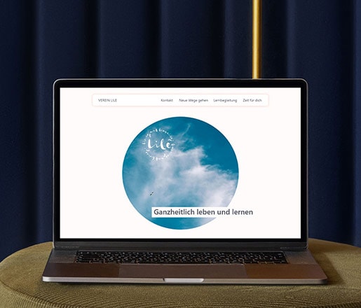 Auf einem Sofa steht ein Notebook, das die Website des Verein LiLe zeigt.