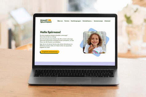 Auf einem Tisch steht ein Notebook, das die Startseite der Website der Umweltspürnasen zeigt.